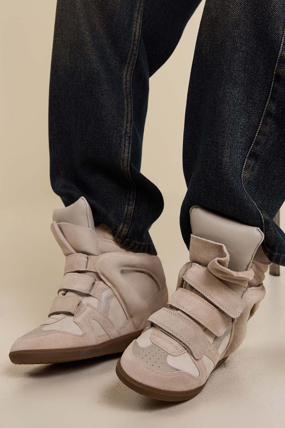 תמונת כל הלוק של סניקרס בקאט